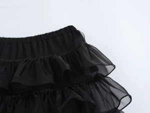 Dettaglio della vita elastica e delle balze in tulle nero su questa gonna alla moda