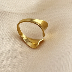 Minimalist 18K gold plated stainless steel open ring with irregular wavy design