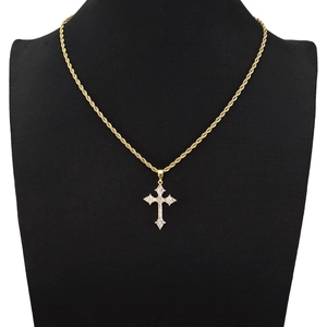 Détail d'un collier pendentif croix doré avec oxydes de zirconium sur un mannequin noir