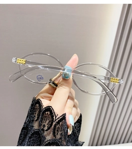Détail de lunettes à monture transparente avec rivets dorés élégants sur la charnière