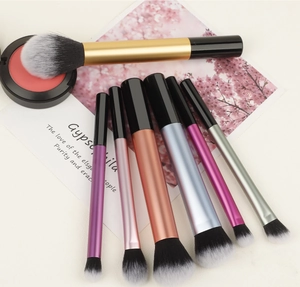 Makroansicht des 7-teiligen Make-up-Pinsel-Sets mit bunten Metallgriffen und Farbverlauf