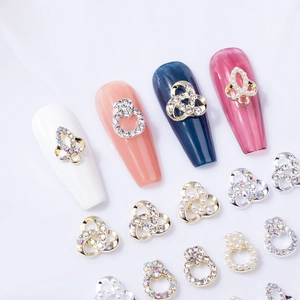 Charmes d'ongles en forme de cœur creux et nœud avec cristaux et perles pour manucure