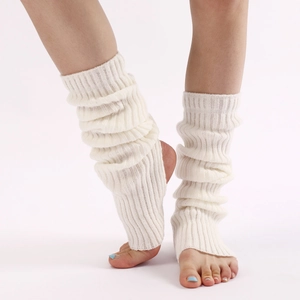 Nahaufnahme weißer Strick-Beinstulpen mit Rippenmuster und offenem Fersen-Design für Yoga