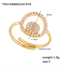 Gros plan sur une bague en acier inoxydable doré avec doubles cercles et zircon clair