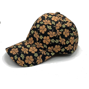 Détail d'une casquette de baseball fleurie avec imprimé hibiscus orange et vert