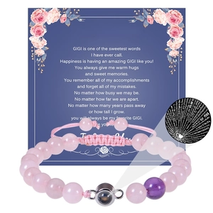 Détail du bracelet de projection 100 langues avec perles roses et carte cadeau Gigi