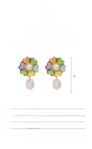 Detail view of natural pearl flower earrings with size 3cm measurements and specifications