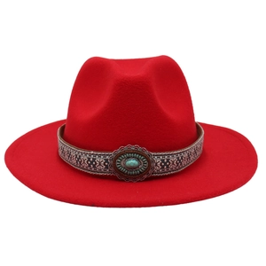 Détail du chapeau fedora rouge avec ruban tissé ethnique et ornement en turquoise