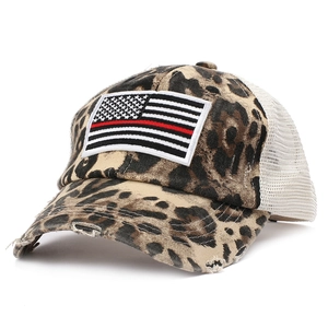Trucker Hat mit Leopardenmuster und Patch der US-Flagge mit dünner roter Linie im Vintage-Stil