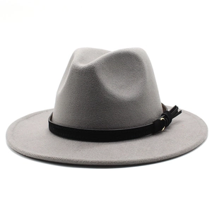 Dettaglio cappello fedora in lana con cinturino in pelle nera e fibbia dorata con nappa