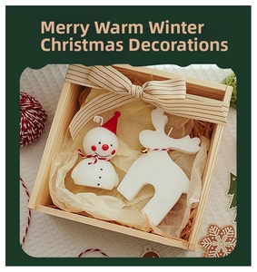 Coffret cadeau de Noël avec bougies bonhomme de neige et renne dans une boîte en bois