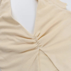 Detail des V-Ausschnitt Strickoberteils mit Rippenstruktur und gerafftem Kordelzug-Design