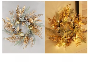 Détail de couronnes de Noël avec cônes dorés, boules et effet de lumière LED chaude