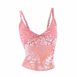 Détail du caraco rose fleuri en velours floqué avec décolleté en V et fines bretelles