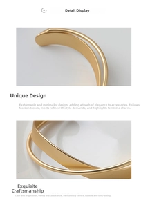 Vista dettagliata del bracciale a polsino incrociato oro opaco con design geometrico