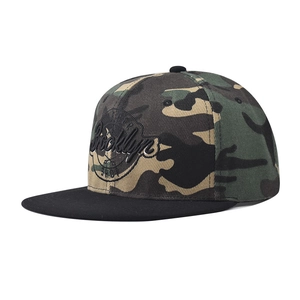 Detailansicht der Brooklyn 3D-Stickerei auf der Camouflage-Snapback-Baseballkappe