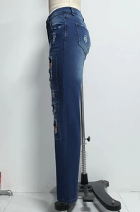 Seitenansicht der dunkelblauen Jeans mit Distressed-Ripped-Details an der Mannequin-Puppe