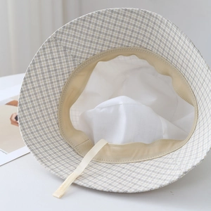 Détail d'un chapeau de soleil à carreaux avec cordon velcro réglable pour l'ajustement