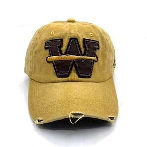 Detail des Used-Look-Schirms und W-Stick-Patches auf gewaschener gelber Baseballkappe