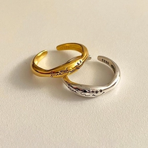 Detail eines S925 Silberrings mit eingraviertem Smile Schriftzug und Smiley Gesicht