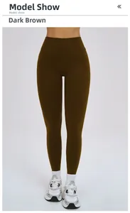 Gros plan sur le legging de yoga marron foncé sans couture avec tissu à texture brossée