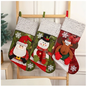 Trois chaussettes de Noël 3D avec Père Noël, bonhomme de neige et renne suspendues à une échelle