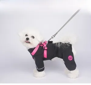 Détail de la combinaison imperméable pour chien avec liseré rose et attache harnais