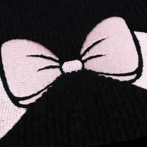 Berretto in maglia nera alla moda con ricamo a fiocco rosa e trama a coste per l'inverno