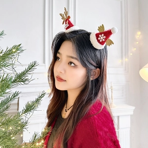 Serre-tête de Noël avec bois de renne, nœud rouge et pompons porté par un modèle