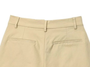 Dettaglio dei pantaloni in twill kaki con passanti per cintura e cuciture della tasca
