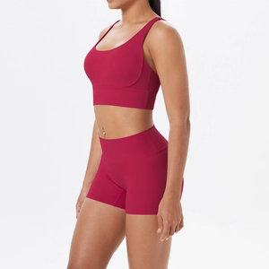 Détail de l'ensemble de yoga sans couture rouge foncé avec brassière en U et short de sport