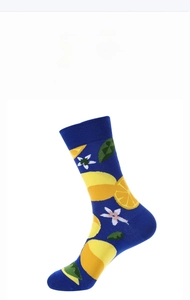 Détail de chaussettes mi-hautes en coton bleu marine avec motifs citrons et fleurs