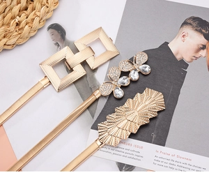 Trois ceintures dorées élastiques à ressort avec boucles géométriques et papillon