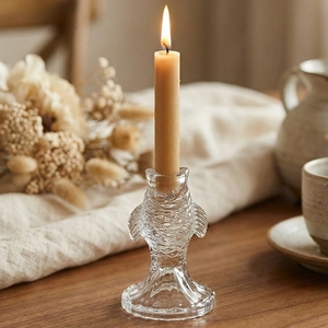 Bougeoir poisson en verre de style français avec texture écailles et bougie allumée