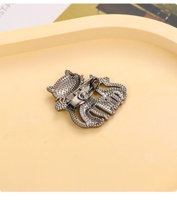 Vue détaillée de l'arrière de la broche chat montrant la texture et le fermoir épingle
