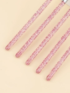 Détail des manches à paillettes roses scintillantes avec viroles pour pinceaux ongle
