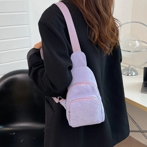 Lässige hellviolette Cord-Gürteltasche an einem Model in minimalistischer Umgebung getragen