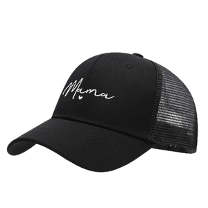 Cappellino trucker nero da donna con ricamo Mama bianco e dettaglio a cuore