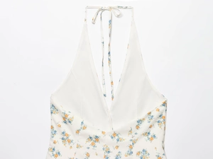 Détail de la robe en popeline à fleurs avec encolure licou et motifs bleu et jaune