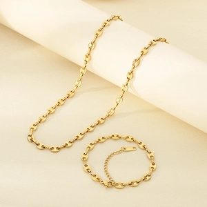 Détail de l'ensemble collier et bracelet à maillons grain de café plaqué or 18 carats
