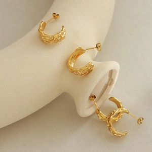 Vintage C-shape 18K gold plated hoop earrings with textured hammered finish on ceramic