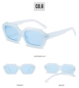 Vues multiples de lunettes de soleil polygonales bleues: angles de 45°, avant et arrière