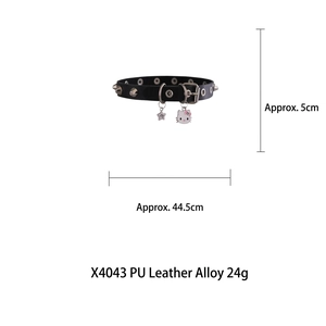 Détail du ras de cou en cuir PU noir avec clous argentés et pendentif étoile Hello Kitty