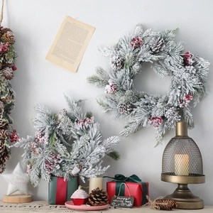 Couronne De Noël Artificielle Avec Aiguilles De Pin Floconnées Pommes De Pin Baies Pour Porte Décoration Hivernale