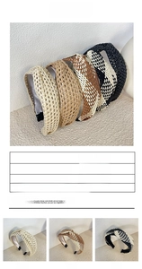 Vue détaillée du bandeau bohème en raphia tressé montrant la texture paille et le nœud