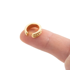 Ear cuff a forma di U in oro con zircone, misura 10mm, mostrato sul dito per scala