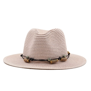 Détail de chapeau de paille avec bande en cuir et perles rétro de style bohème chic