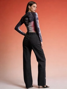 Haut femme à manches longues imprimé avec jean noir large et droit à la mode chic