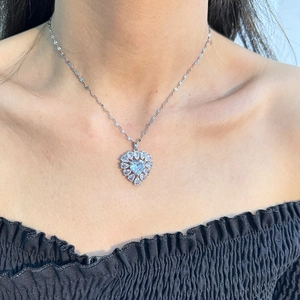 Nahaufnahme einer Halskette mit brillantem Herzanhänger aus Strass an einem Modellhals