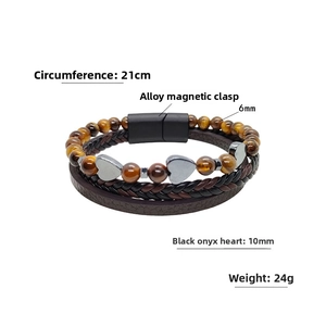 Dettaglio del bracciale multistrato in occhio di tigre con treccia in pelle e chiusura a cuore
